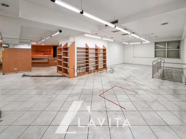 Locale Commerciale in vendita a Überetsch-Unterland - Oltradige-Bassa Atesina, Ora