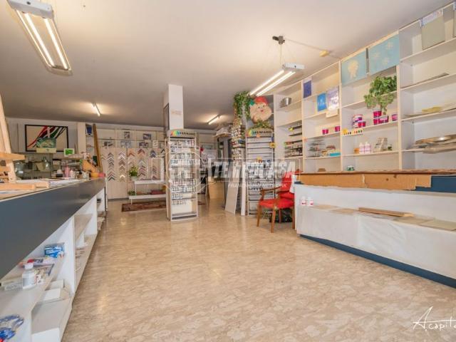 Locale Commerciale in vendita a Rovigo, Veneto