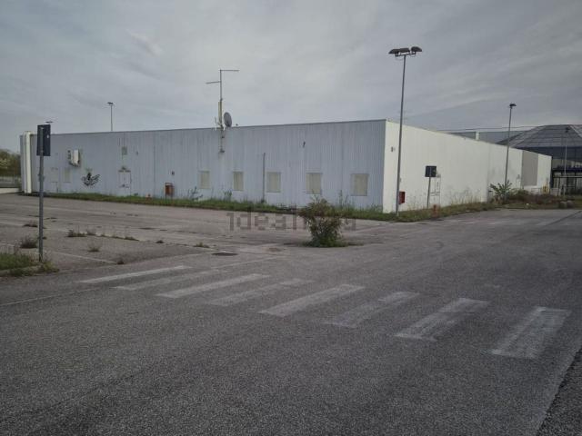 Locale Commerciale in vendita a Roveredo In Piano, Friuli-Venezia Giulia