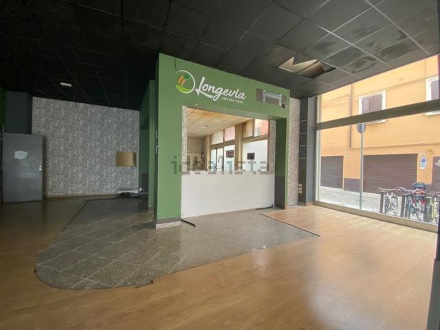 Locale Commerciale in vendita a Centro Storico, Marche