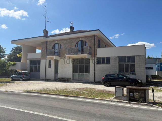 Locale Commerciale in vendita a Marche, Macerata