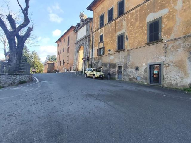 Locale Commerciale in vendita a Viterbo, Lazio