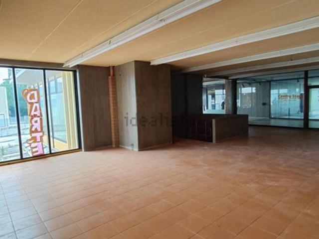 Locale Commerciale in vendita a Marche, Macerata