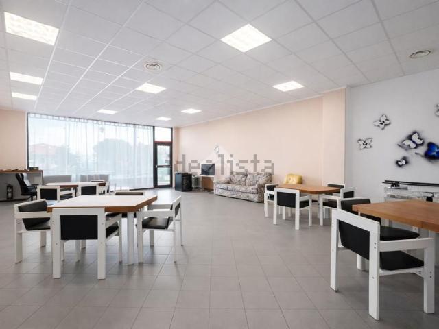 Locale Commerciale in vendita a Zona Industriale di Colleranesco, Giulianova