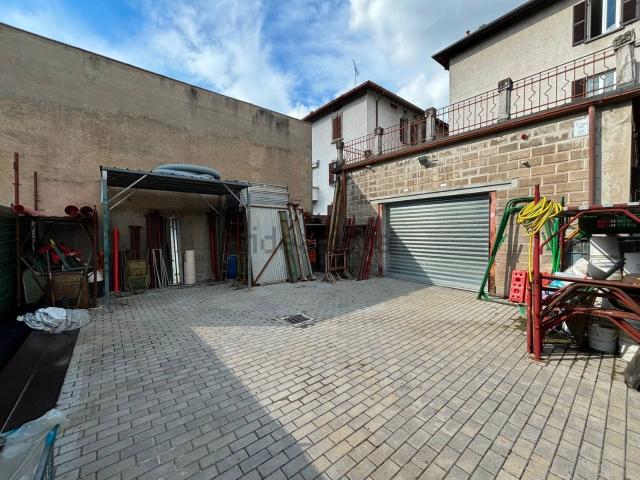 Locale Commerciale in vendita a Calolziocorte, Lombardia