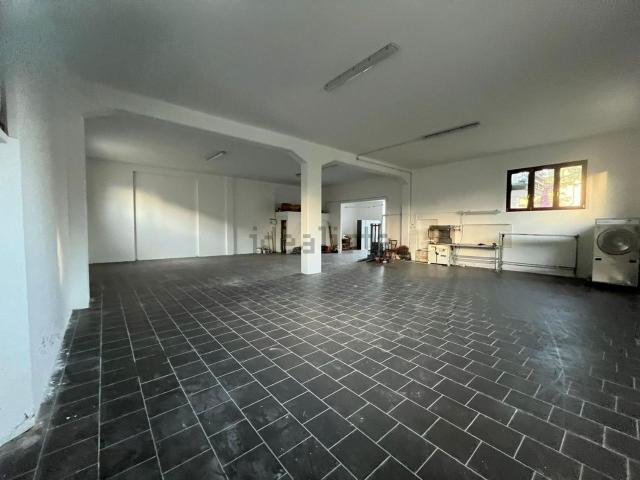 Locale Commerciale in vendita a Fano 2, Marche