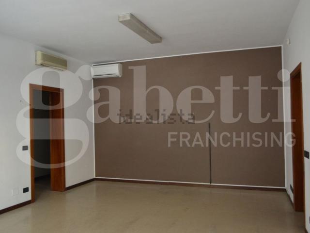 Locale Commerciale in vendita a Crocetta-San Lazzaro-Modena Est, Modena