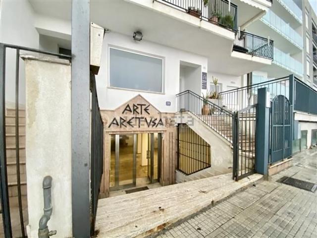 Locale Commerciale in vendita a Chianchitta, Giardini Naxos