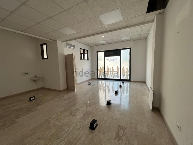 Locale Commerciale in vendita a Unione dei Comuni della Val Vibrata, Alba Adriatica
