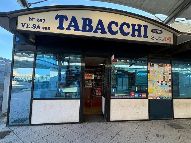 Locale Commerciale in vendita a Municipio 1, Puglia