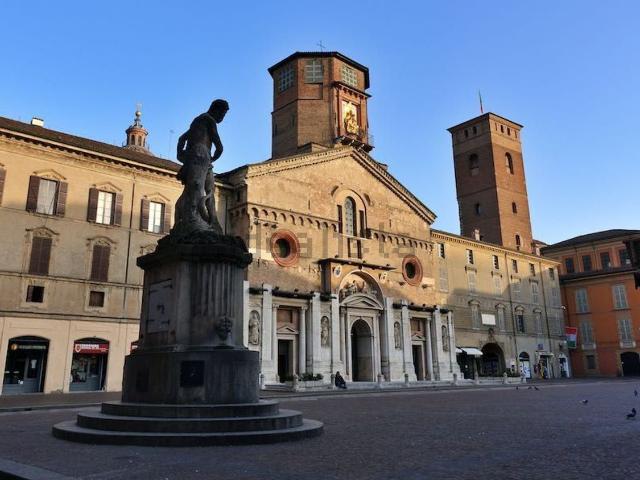 Locale Commerciale in vendita a San Nicolò, Re