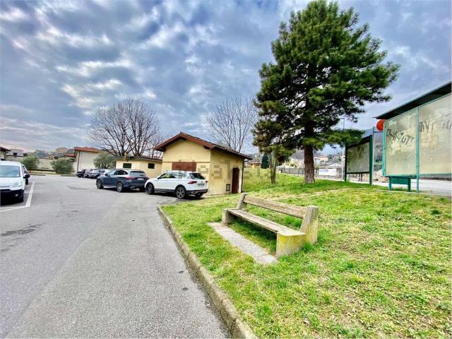 Locale Commerciale in vendita a Civate, Lombardia