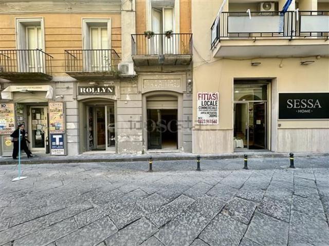 Locale Commerciale in vendita a Capua, Campania