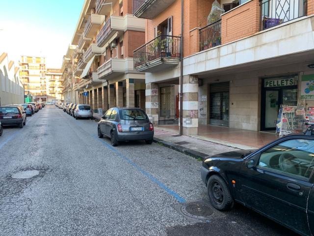 Locale Commerciale in vendita a Avellino, Campania