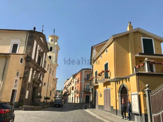 Locale Commerciale in vendita a Santa Rosa, Cava De' Tirreni
