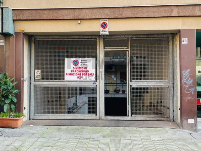 Locale Commerciale in vendita a Municipio 2, Puglia