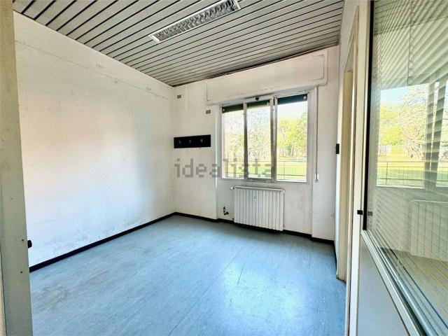 Locale Commerciale in vendita a Nembro, Lombardia