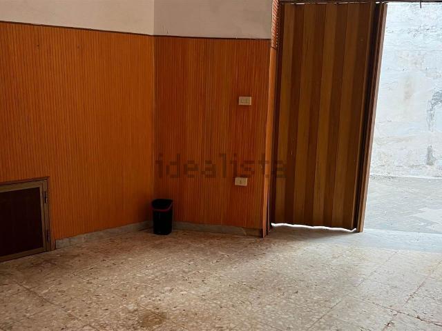 Locale Commerciale in vendita a Puglia, Taranto