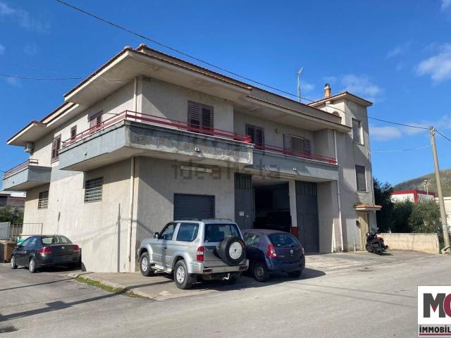 Locale Commerciale in vendita a Mondragone, Campania