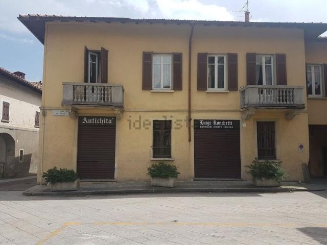 Locale Commerciale in vendita a Carnago, Lombardia