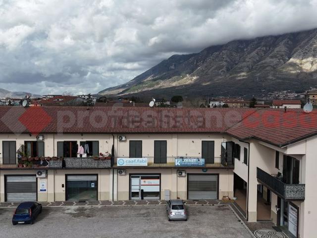 Locale Commerciale in vendita a Montesarchio, Campania
