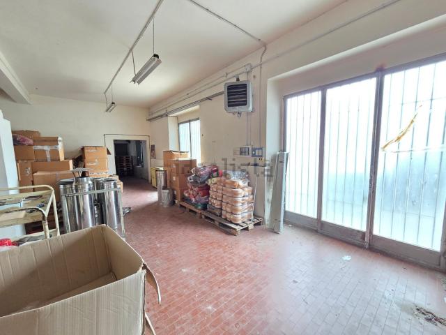 Locale Commerciale in vendita a Signa, Toscana