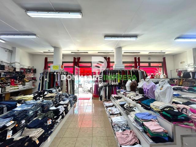 Locale Commerciale in vendita a Puglia, Lecce