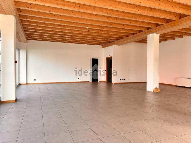 Locale Commerciale in vendita a Bolgare, Lombardia