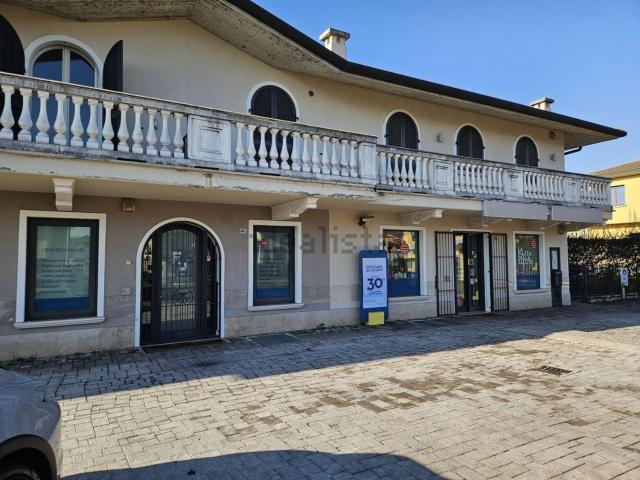 Locale Commerciale in vendita a Ghisalba, Lombardia