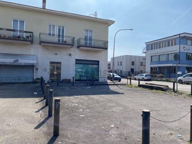Locale Commerciale in vendita a Sud-Ovest, Brenzone