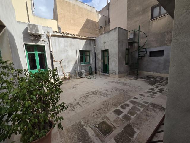 Locale Commerciale in vendita a Noto, Sicilia