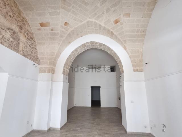 Locale Commerciale in vendita a Centro, Puglia
