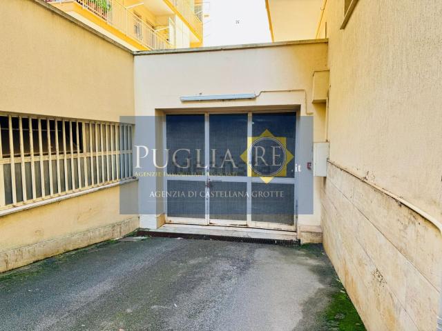 Locale Commerciale in vendita a Puglia, Bari