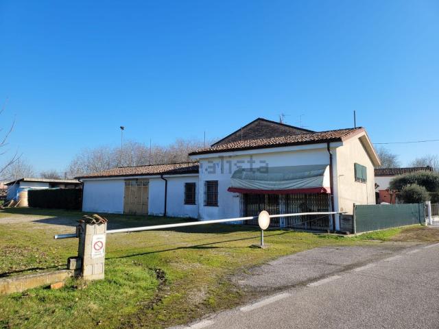 Locale Commerciale in vendita a Bondeno Di Gonzaga, Lombardia