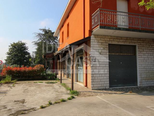 Locale Commerciale in vendita a Mirandola, Modena