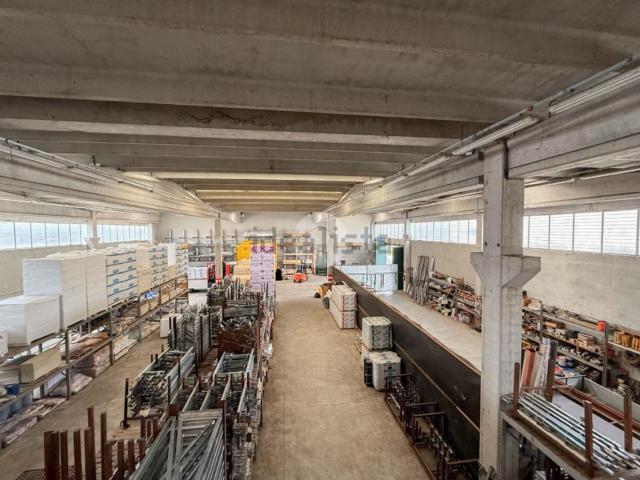 Locale Commerciale in vendita a Sola, Lombardia