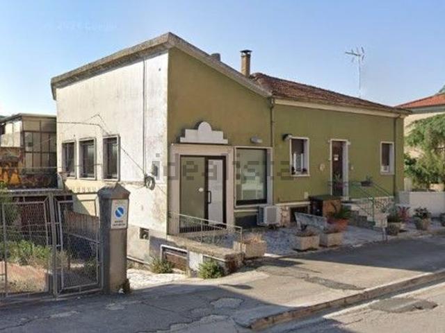 Locale Commerciale in vendita a Marche, Macerata