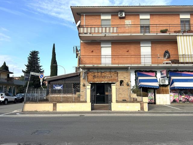 Locale Commerciale in vendita a Salto Di Fondi, Lazio