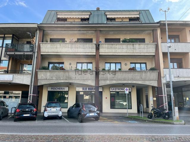 Locale Commerciale in vendita a Azzate, Lombardia