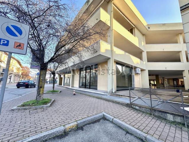 Locale Commerciale in vendita a Polle, Piemonte