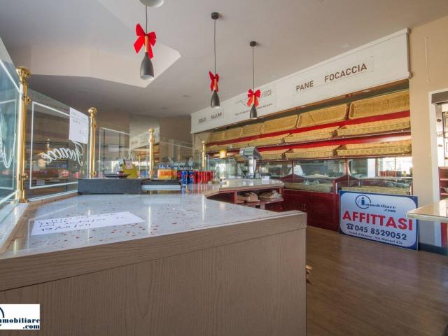 Locale Commerciale in vendita a Azzano, Castel D'azzano