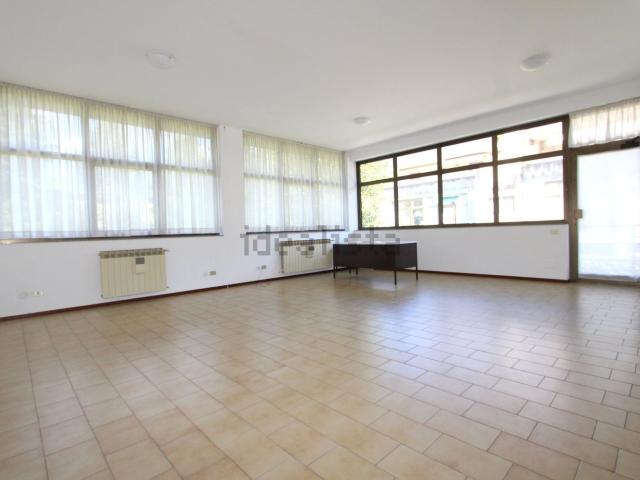 Locale Commerciale in vendita a Clusone, Lombardia