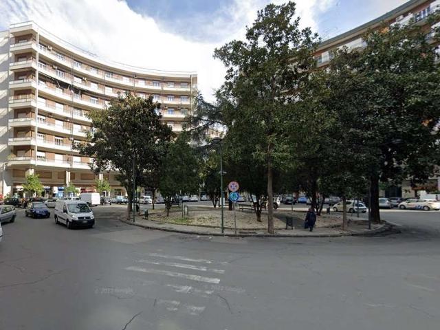 Locale Commerciale in vendita a Acireale, Sicilia