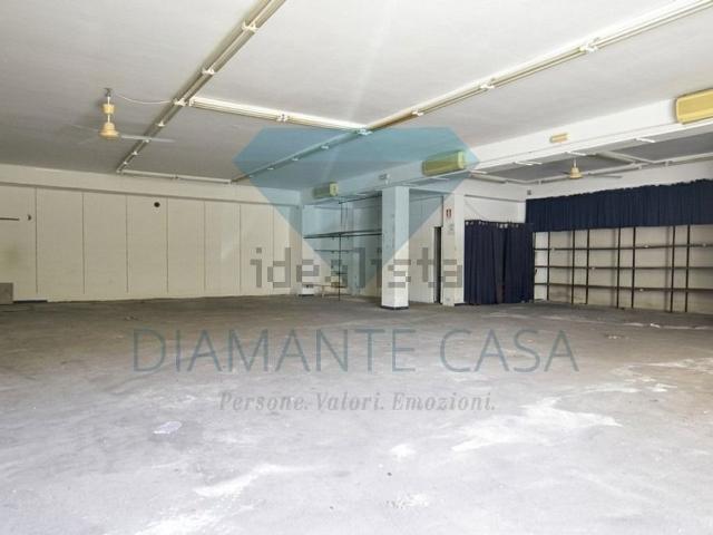 Locale Commerciale in vendita a Ficarazzi, Aci Castello