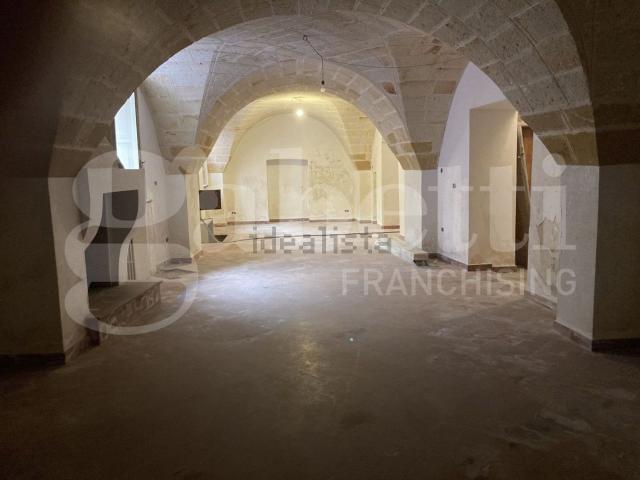 Locale Commerciale in vendita a Centro, Puglia