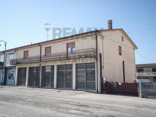 Locale Commerciale in vendita a Crosare, Bovolone