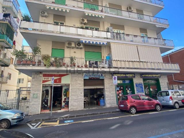 Locale Commerciale in vendita a Portici, Campania
