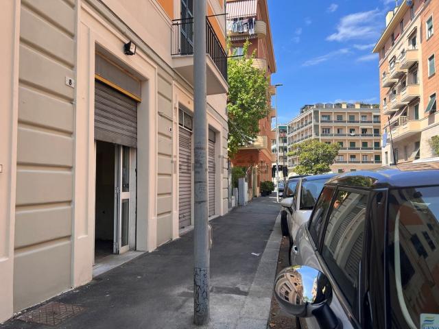 Locale Commerciale in vendita a Medio Levante, Serra Riccò