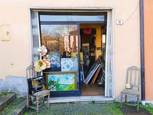 Locale Commerciale in vendita a Val d’Enza, Re