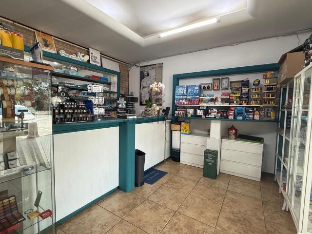 Locale Commerciale in vendita a Villadose, Veneto